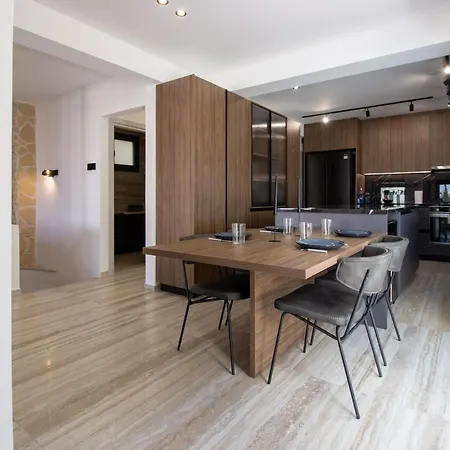 High-end 3br Huge Duplex Near Landmark *